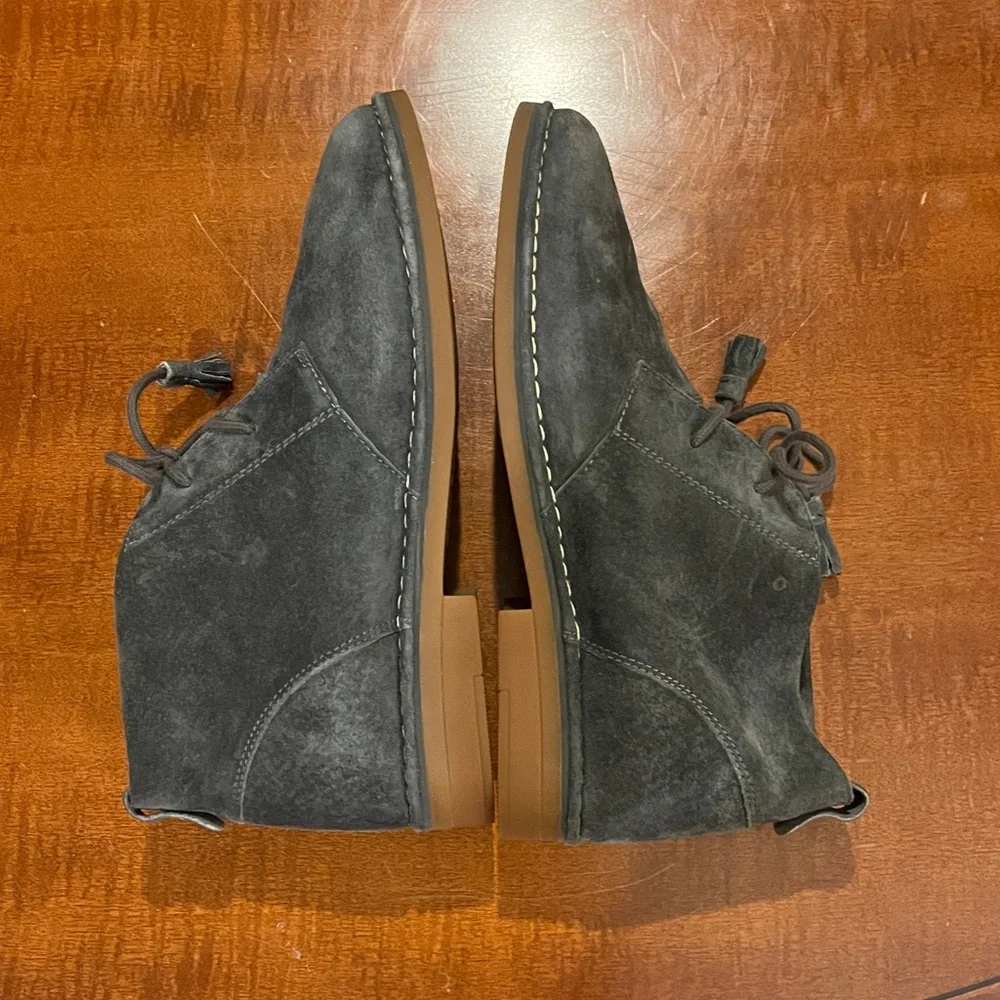 Hush Puppies Cyra Catelyn Suede Chukka boots w/tassel laces. Grey leather. Sz 10
